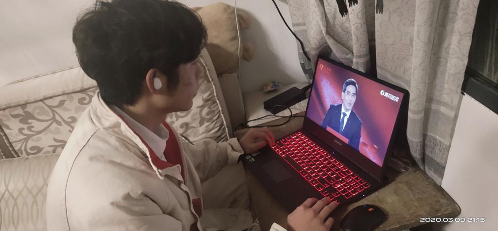 聚精会神听课的同学